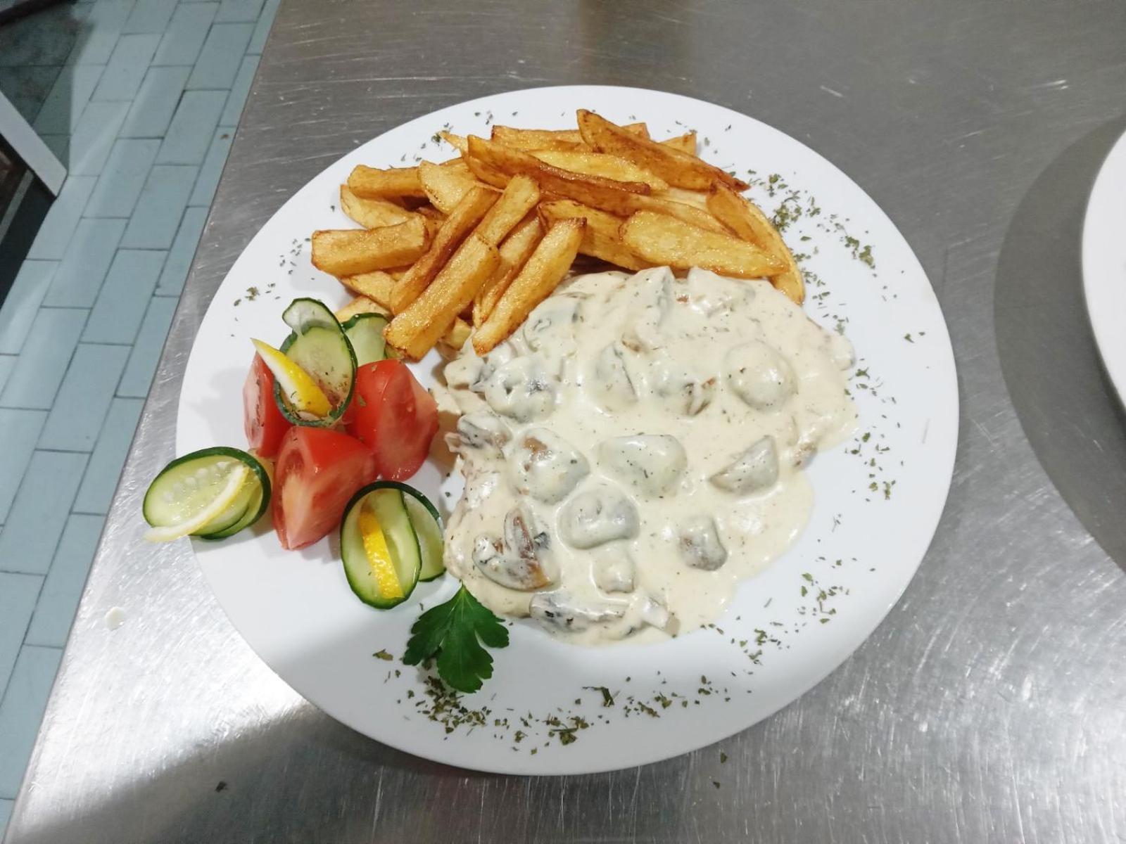 Restaurant & Apartments Jug Сутоморе Екстер'єр фото