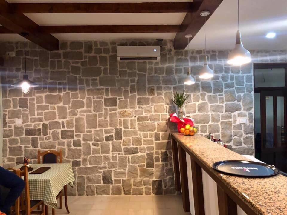 Restaurant & Apartments Jug Сутоморе Екстер'єр фото